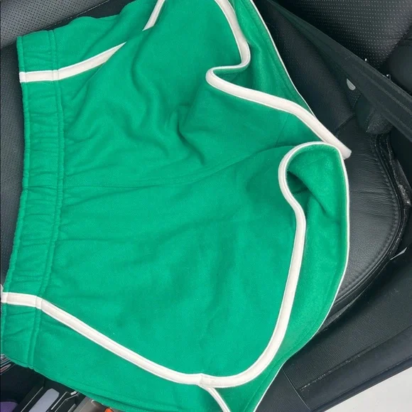 Lululemon Athletica Scuba Mid-Rise Oversized Short 3" Trim - Raceway Green - Picture 3 of 3